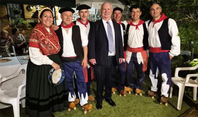 Andrés Alonso, en el centro de la imagen rodeado por los integrantes de la Bandina