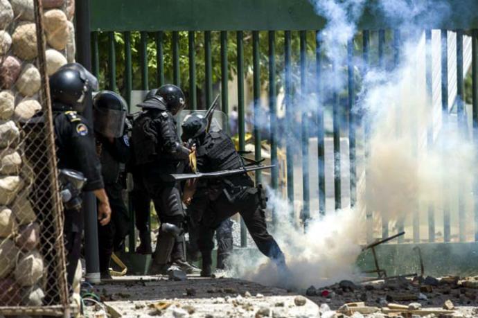 •	La represión de la policía contra los manifestantes, así como la censura de canales de televisión generó una condena internacional.