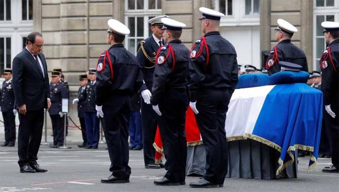 Le Pen y Macron reunidos en homenaje al policía muerto en Campos Elíseos