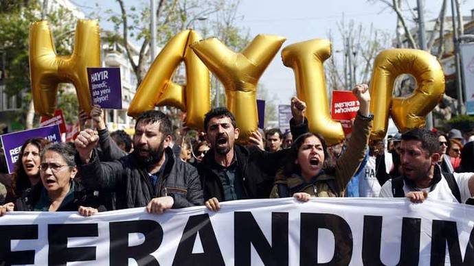 Ankara califica de 'hostil' la decisión europea de vigilar a Turquía