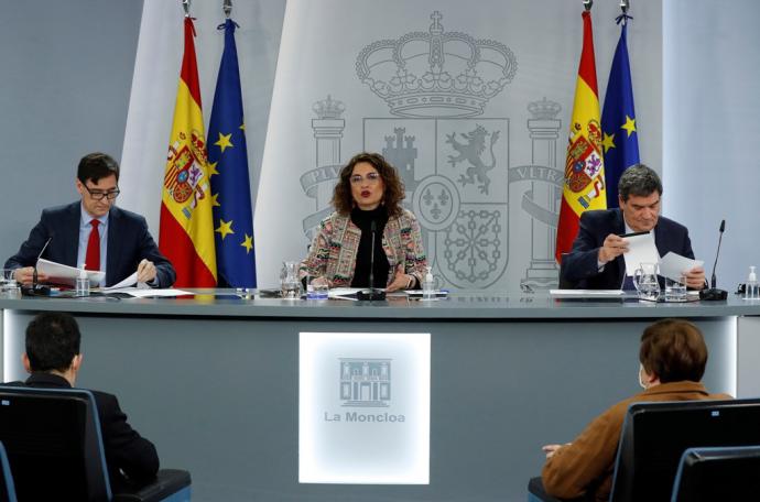 El ministro de Sanidad, Salvador Illa (i); la ministra de hacienda y portavoz del Gobierno, María Jesús Montero (c), y el ministro de Inclusión, Seguridad Social y Migraciones, José Luis Escrivá (d), durante la rueda de prensa posterior al Consejo de Ministros, este martes. Foto: EFE/ J.J. Guillén