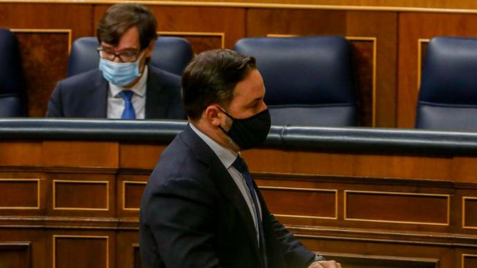 El líder de Vox, Santiago Abascal, pasa por delante del ministro de Sanidad, Salvador Illa, en el Congreso