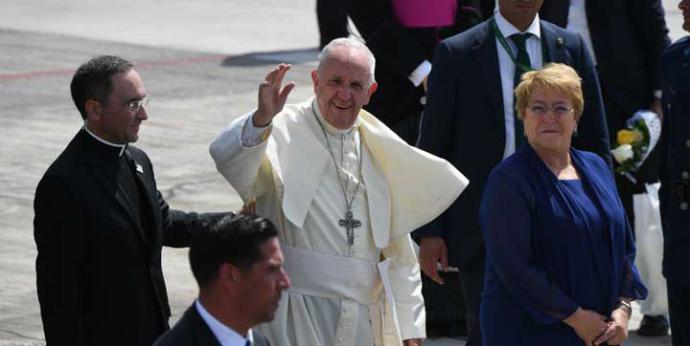 El papa Francisco es recibido por la presidenta de Chile, Michelle Bachellet, el 15 de enero de 2018 en Santiago.