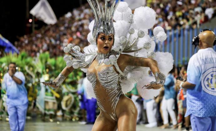 Alegría y protesta en el cierre de los desfiles del carnaval de Río de Janeiro