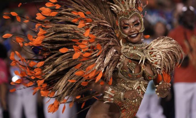 Alegría y protesta en el cierre de los desfiles del carnaval de Río de Janeiro