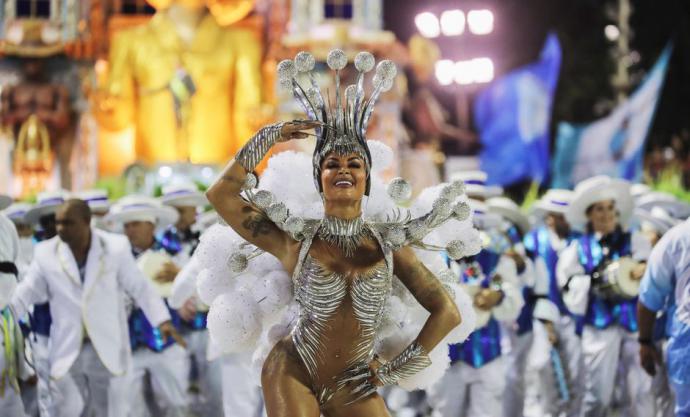 Alegría y protesta en el cierre de los desfiles del carnaval de Río de Janeiro