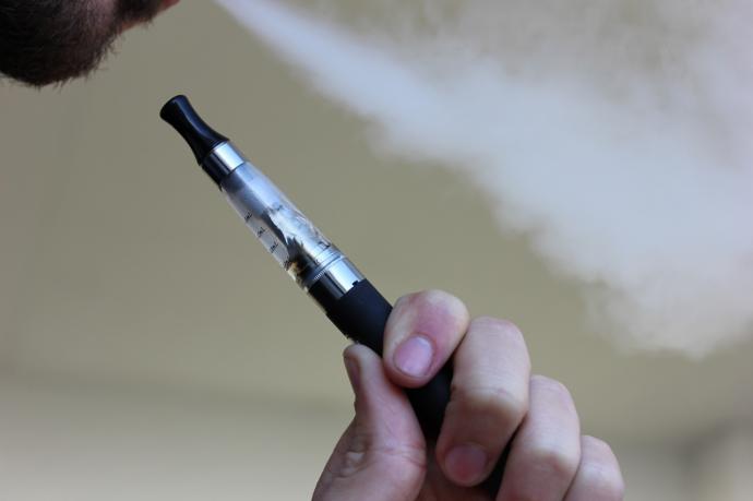Cigarrillos electrónicos reducen impacto del tabaquismo en España