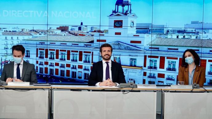 El líder del PP, Pablo Casado, junto al secretario general del PP, Teodoro García Egea, y la presidenta de la Comunidad de Madrid, Isabel Díaz Ayuso.