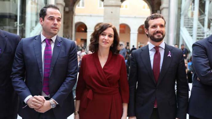 Casado (a la derecha), este lunes, junto a la presidenta de la Comunidad de Madrid, Isabel Díaz Ayuso, y el vicepresidente, Ignacio Aguado, de Ciudadanos. 