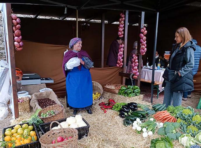 Miles de personas inundaron Casar de Periedo para disfrutar de la Feria de la Alubia y La Hortaliza