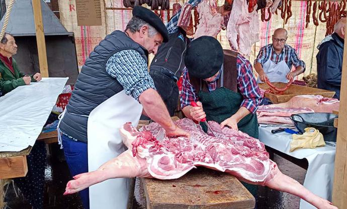 Miles de personas inundaron Casar de Periedo para disfrutar de la Feria de la Alubia y La Hortaliza