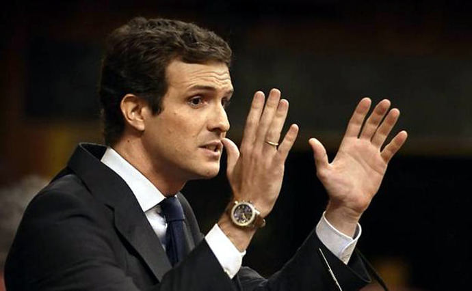 Casado acusa a Sánchez de 'malversar' fondos públicos y equipara la crisis catalana con el golpe de Primo de Rivera