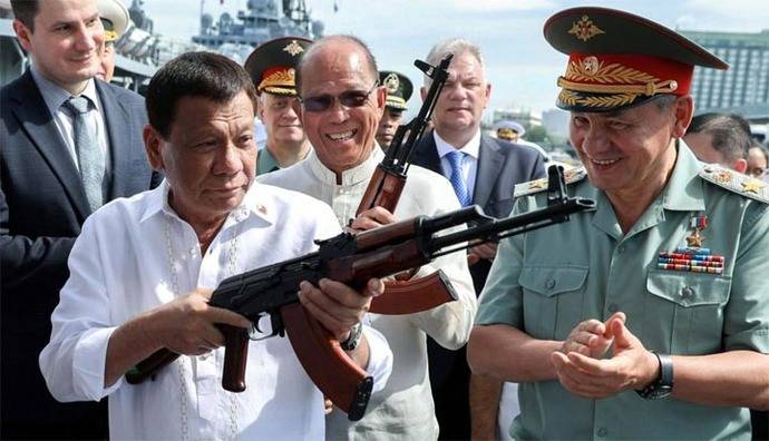 Rusia donó 5.000 rifles de asalto Kalashnikov y 20 vehículos militares a Filipinas 