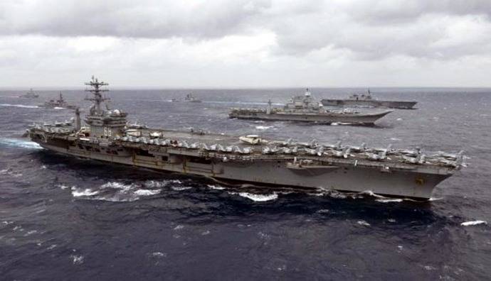 El USS Nimitz está acompañado por un crucero y cuatro destructores: todos armados con misiles guiados. 