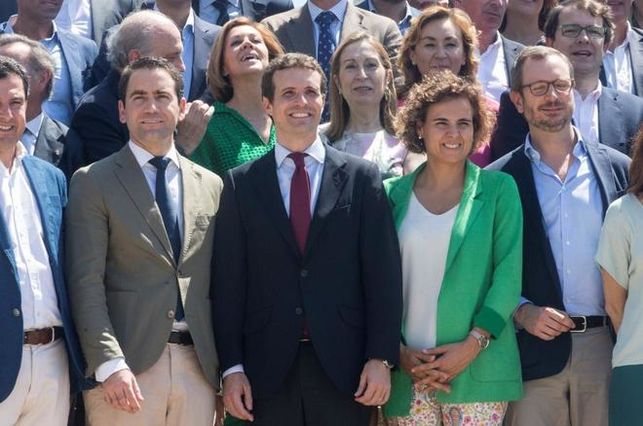 Pablo Casado con parte de la dirección del PP