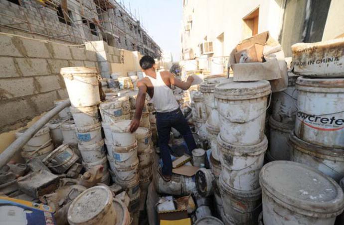 Pinturas viejas y materiales de desecho, que se almacenaban en los lugares de alojamiento de trabajadores en Qatar, octubre de 2012 © Shaival Dalal 