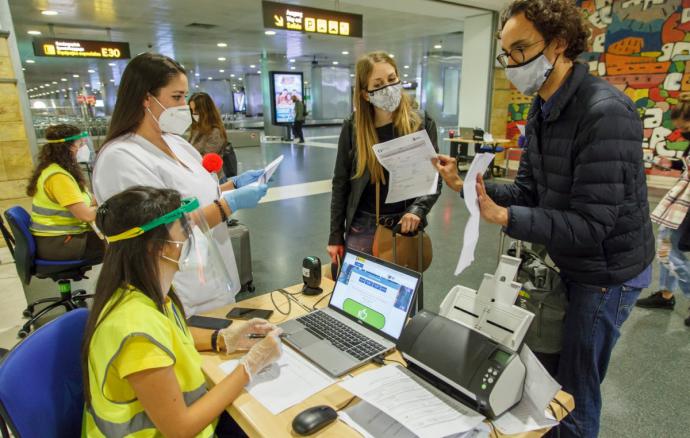 Control de pasajeros en el aeropuerto de Canarias