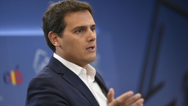 Albert Rivera pide a Sánchez que defienda al juez Llarena