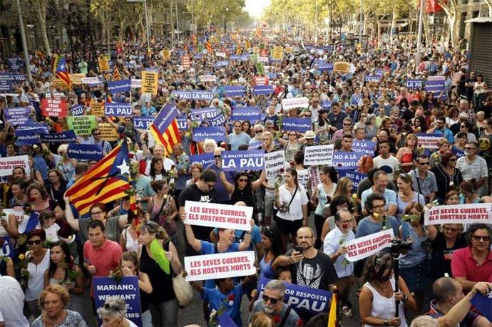 Más de cien mil personas marcharon este sábado en Barcelona contra la violencia yihadista
