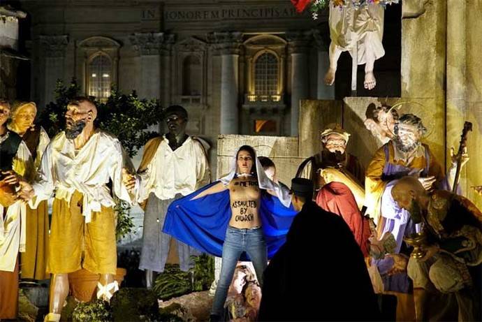 Una 'femen' con los pechos al aire irrumpe en pesebre del Vaticano