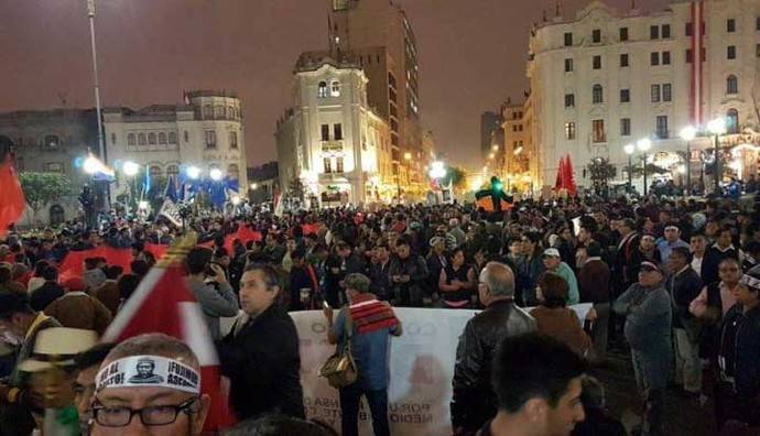 Masiva marcha de protesta en Perú contra indulto a Fujimori