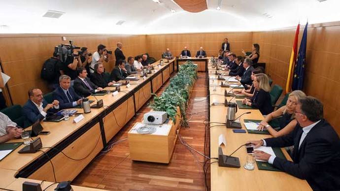 Reunión del pacto antiyihadista, con los firmantes a la derecha de la imagen y los 'observadores' a la izquierda. IMAGEN CEDIDA POR PODEMOS / MADRID