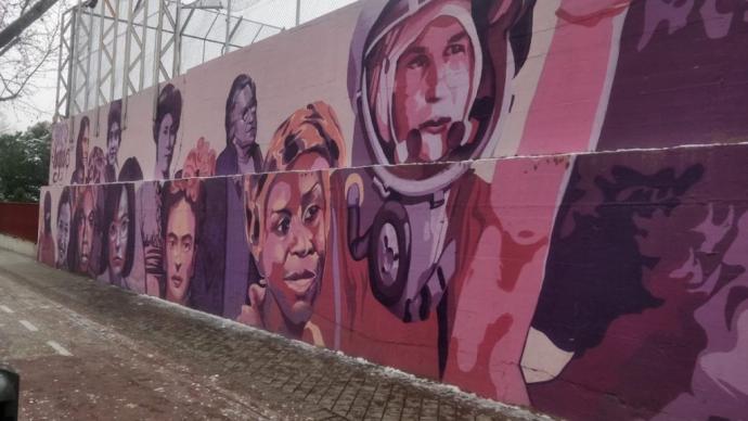 A Almeida se le viene encima un mural feminista