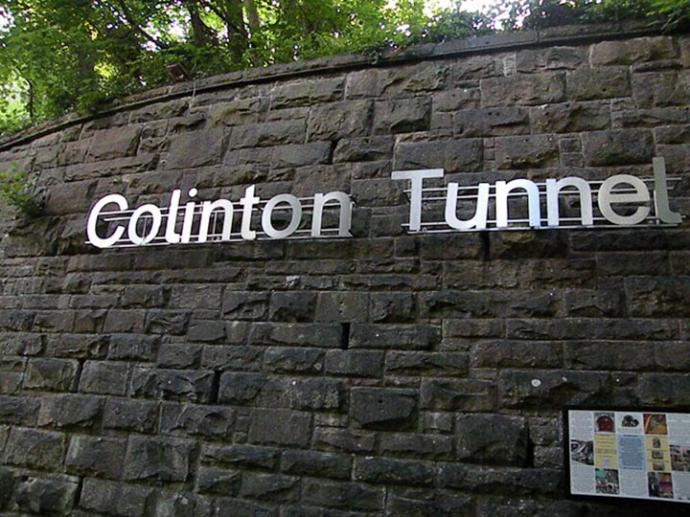 Este antiguo túnel de tren de Edimburgo está lleno de líneas de un poema escrito por Robert Louis Stevenson