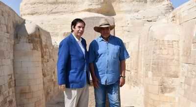 El arqueólogo egipcio Zahi Hawass (derecha) junto al egiptólogo Hamdi Zaki