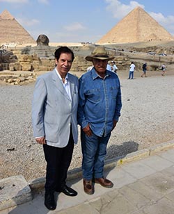 El arqueólogo egipcio Zahi Hawass anuncia un gran descubrimiento arqueológico en Saqqara