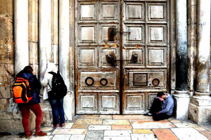 Turistas que fueron el lunes al Santo Sepulcro en Jerusalén encontraron las puertas del santuario cerradas. 