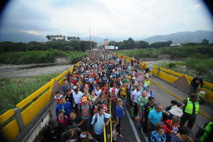 Reabren paso en la frontera con Venezuela con algunas restricciones