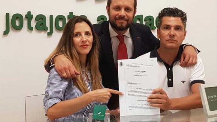 María del Mar Martí, el abogado Jordi Ventura e Isidro Lozano, con la sentencia exculpatoria | Foto cedida