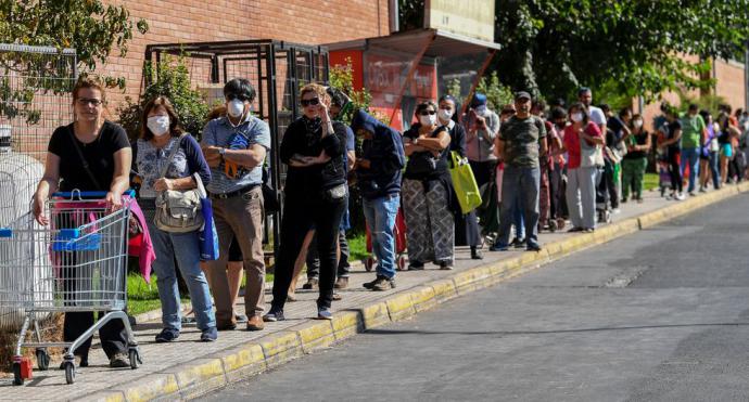 Chilenos se aglomeran en supermercados antes de cuarentena obligatoria por coronavirus en Santiago