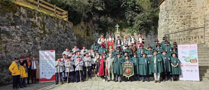 Las cofradías gastronómicas vistan el Monasterio de Santo Toribio