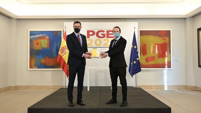 Pedro Sánchez y Pablo Iglesias durante la presentación de los Presupuestos Generales del Estado de 2021. Pool Moncloa/Fernando Calvo, JM Cuadrado y Borja Puig de la Bellacasa