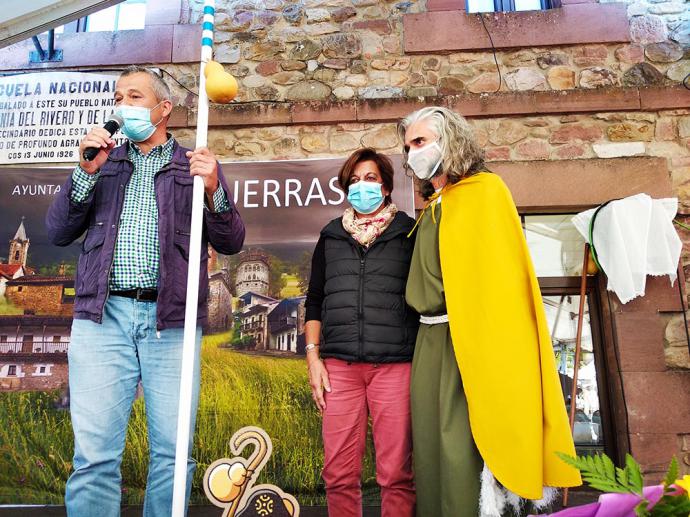 Ana Escalante recibió el “Bastón del Peregrino” en la Feria de la Alimentación y la Artesanía de Cos