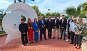 Nerja inaugura una escultura conmemorativa del “Premio Nacional Q 2023”