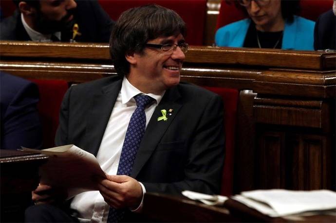Puigdemont pide a catalanes mantener 'la paz, el civismo y la dignidad'