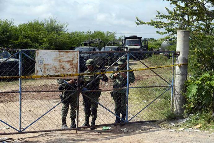 En esta fotografía del 2014 se puede observar a miembros del ejército mexicano examinando la zona donde habrían sido asesinados y enterrados los restos de los 43 estudiantes. 