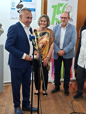 Crónicas de Isla Cristina: Patricia Larrea, artista ecuatoriana, expone un precioso bosque de esculturas en la Galería Pintora Charo Olías