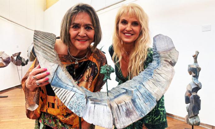Crónicas de Isla Cristina: Patricia Larrea, artista ecuatoriana, expone un precioso bosque de esculturas en la Galería Pintora Charo Olías