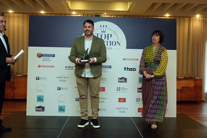 Nacho Solana de la Taberna Solana de Ampuero distinguido como uno de los diez grandes de la cocina tradicional
