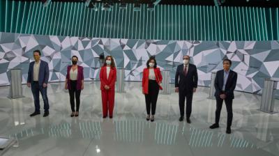 Los candidatos a las elecciones de la Comunidad de Madrid posan antes del debate televisado del pasado 21 de abril