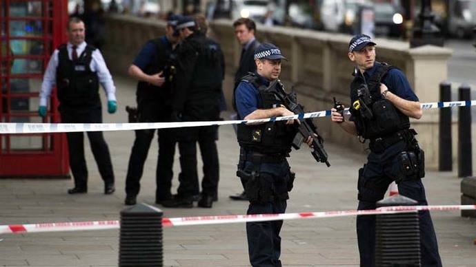 Detenido un hombre armado cerca del Parlamento británico