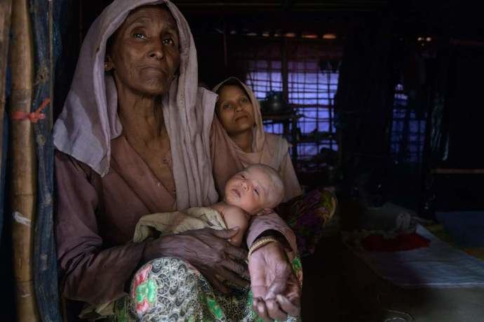 Una mujer de la minoría rohinyá con un bebé en un campamento de refugiados.