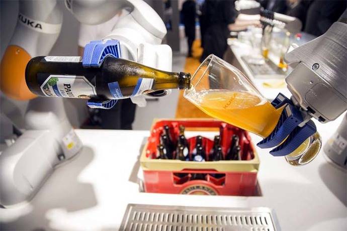 Robots que sirven cerveza y fábricas sin obreros, el nuevo proyecto de empresarios chinos