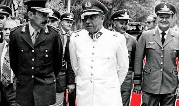 Jorge Rafael Videla (i) ex dictador argentino y Augusto Pinochet, ex dictador chileno, dos d elos principales artífices del Plan Cóndor