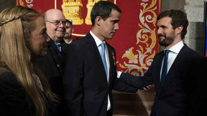 Juan Guaidó (i) y Pablo Casado