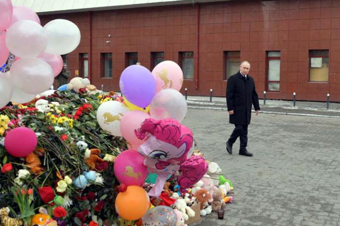 •	El presidente ruso Vladimir Putin deja flores en tributo a las víctimas del incendio en el centro comercial de Kemerovo 